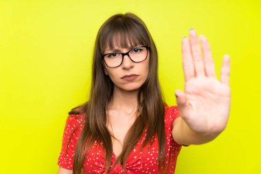 Yeşil duvar yapma dur jestle elini genç kadın