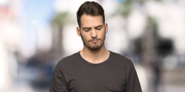Adam açık havada üzgün ve depresyonda ifade ile siyah gömlek ile