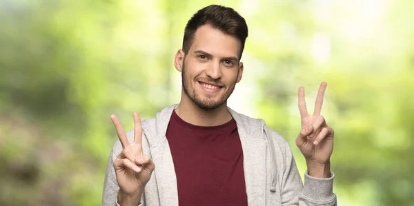 Homem Com Camisola Sorrindo Mostrando Sinal Vitória Com Ambas Mãos — Fotografia de Stock