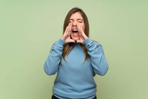 Jovencita Sobre Pared Verde Gritando Anunciando Algo —  Fotos de Stock