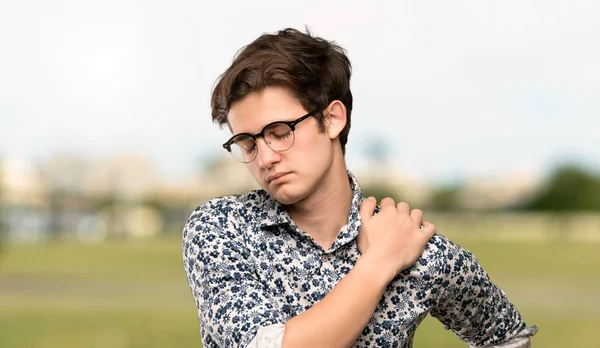 Homem Adolescente Com Camisa Flor Óculos Sofrendo Dor Ombro Por — Fotografia de Stock