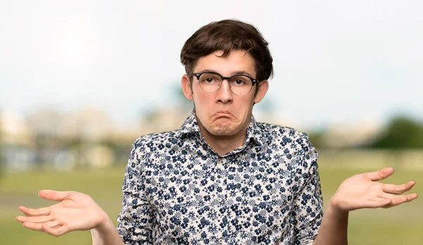 Tonåringen Mannen Med Blomman Skjorta Och Glasögon Att Tvivel Samtidigt — Stockfoto