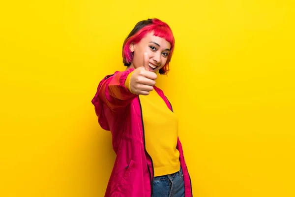 Young Woman Pink Hair Yellow Wall Thumbs Because Something Good — Stock Photo, Image