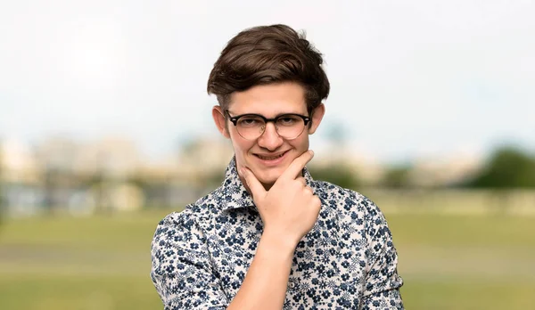 Adolescente Uomo Con Camicia Fiore Occhiali Con Occhiali Sorridente All — Foto Stock