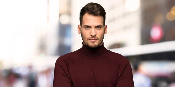 Homem Com Camisola Gola Alta Retrato Cidade — Fotografia de Stock