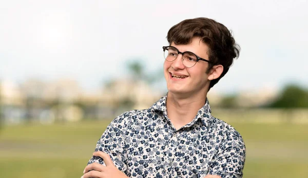Hombre Adolescente Con Camisa Flores Gafas Feliz Sonriente Aire Libre —  Fotos de Stock