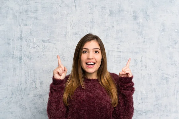 Jong Meisje Grunge Muur Wijzen Met Wijsvinger Een Geweldig Idee — Stockfoto