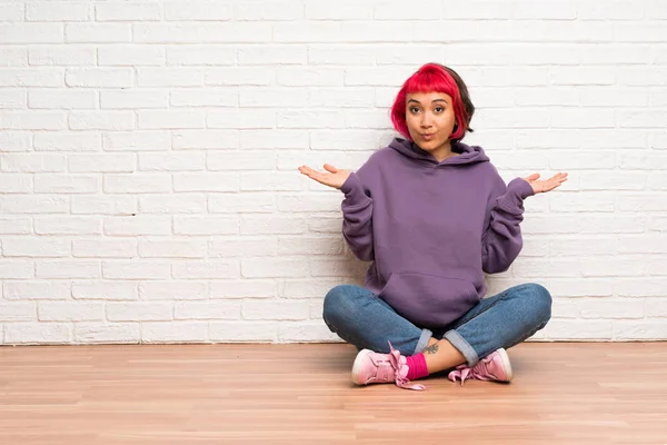 Mujer Joven Con Pelo Rosa Sentado Suelo Teniendo Dudas Mientras — Foto de Stock