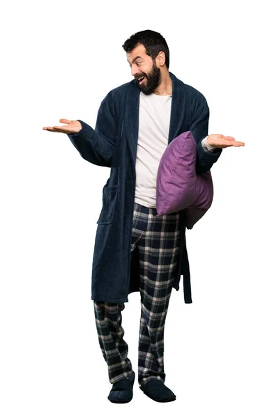 Mann Mit Bart Schlafanzug Hält Kopierraum Mit Zwei Händen Über — Stockfoto