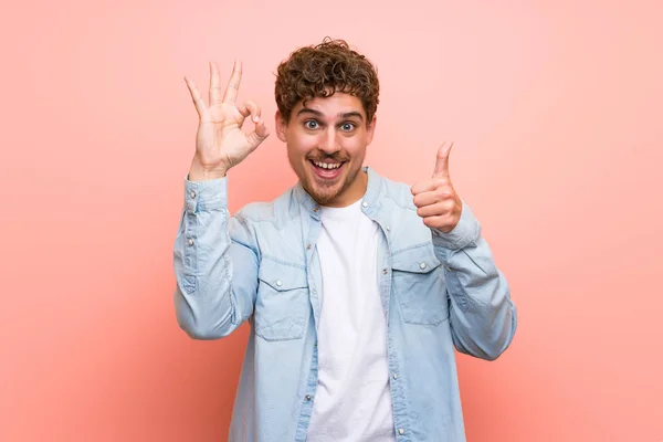 Blonde Man Roze Muur Weergegeven Bord Met Het Geven Van — Stockfoto