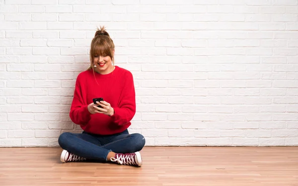 Rusovláska Žena Sedící Podlaze Odesílání Zprávy Mobilním Telefonem — Stock fotografie