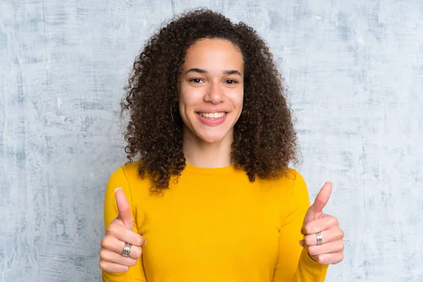 Mujer Dominicana Sobre Fondo Verde Aislado Dando Gesto Pulgar Hacia —  Fotos de Stock