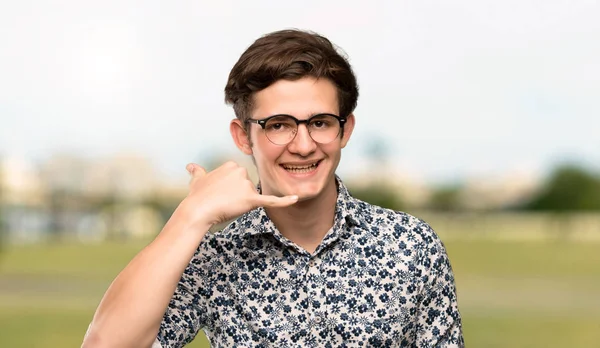 Dospívající Muž Květina Košili Brýle Telefon Gesto Zavolej Zpět Znamení — Stock fotografie