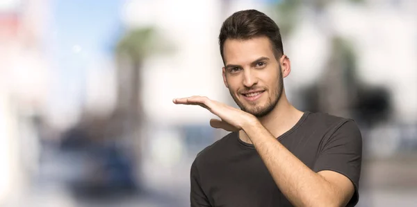 Homem Com Camisa Preta Segurando Copyspace Para Inserir Anúncio Livre — Fotografia de Stock