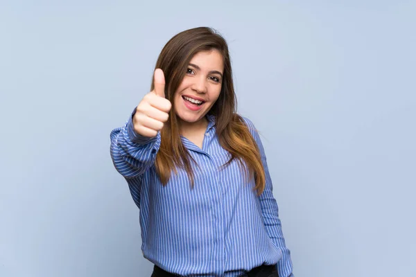 Giovane Ragazza Oltre Isolato Muro Blu Con Pollici Perché Qualcosa — Foto Stock