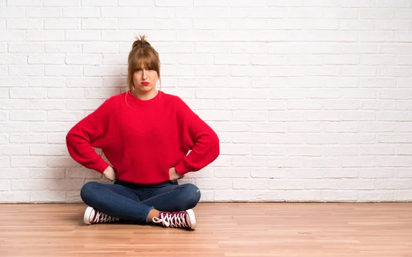 Rothaarige Frau Sitzt Wütend Auf Dem Boden — Stockfoto