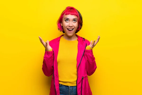 Mujer Joven Con Pelo Rosa Sobre Pared Amarilla Frustrado Por —  Fotos de Stock