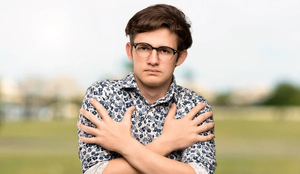 Hombre Adolescente Con Camisa Flores Gafas Congelándose Aire Libre —  Fotos de Stock