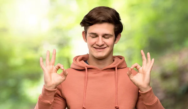 Adolescente Homem Com Camisola Pose Zen Livre — Fotografia de Stock