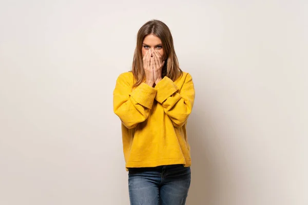 Mulher Com Suéter Amarelo Sobre Parede Isolada Sorrindo Muito — Fotografia de Stock