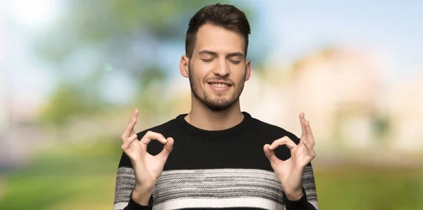 Hombre Guapo Zen Pose Aire Libre —  Fotos de Stock