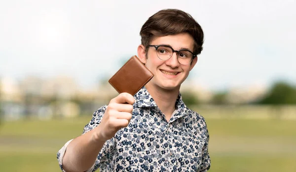 Adolescente Homem Com Camisa Flor Óculos Segurando Uma Carteira Livre — Fotografia de Stock