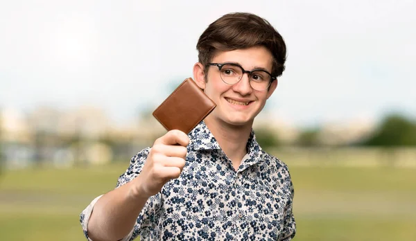 Jugendlicher Mit Blumenhemd Und Brille Hält Brieftasche Freien — Stockfoto