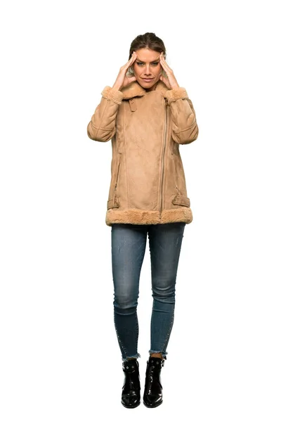 頭痛分離の白い背景の上にコートと金髪女性のフルレングス ショット — ストック写真