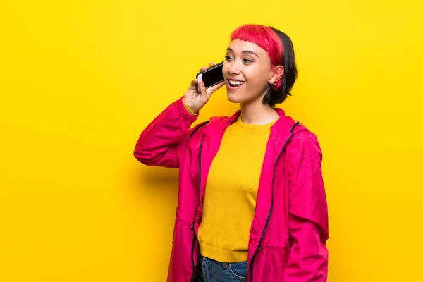 Junge Frau Mit Rosa Haaren Über Gelber Wand Hält Ein — Stockfoto