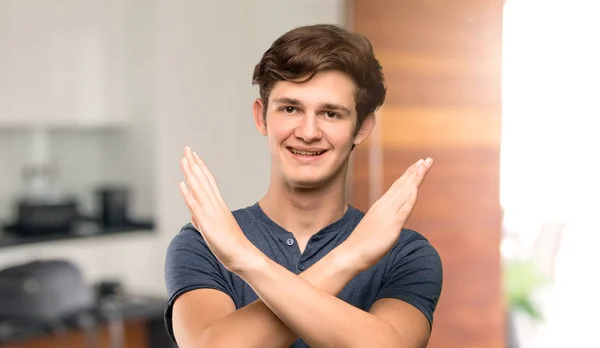 Tiener Man Die Geen Gebaar Binnenshuis — Stockfoto