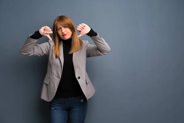 Redhead Affärskvinna Visar Tummen Ner Med Båda Händerna — Stockfoto