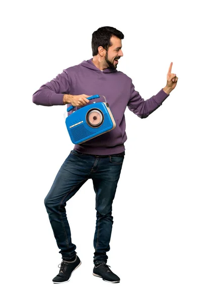Un bell'uomo con una felpa con una radio — Foto Stock