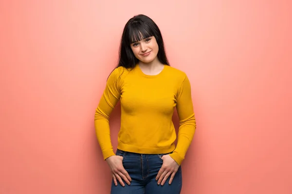 Vrouw Met Gele Trui Roze Muur Lachen Zoek Naar Voren — Stockfoto