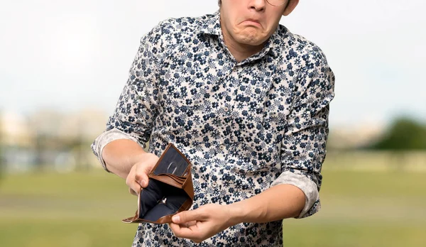 Adolescente Uomo Con Camicia Fiore Occhiali Possesso Portafoglio All Aperto — Foto Stock