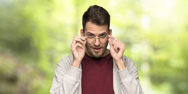 Hombre Con Sudadera Con Gafas Sorprendido Parque —  Fotos de Stock