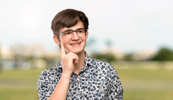 Tonåringen Mannen Med Blomman Skjorta Och Glasögon Tänkande Idé Medan — Stockfoto