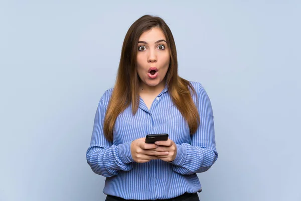 Young Girl Isolated Blue Wall Surprised Sending Message — Stock Photo, Image