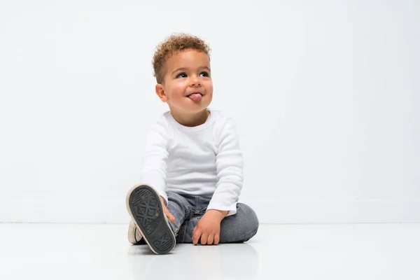 Niño feliz sobre fondo blanco aislado —  Fotos de Stock