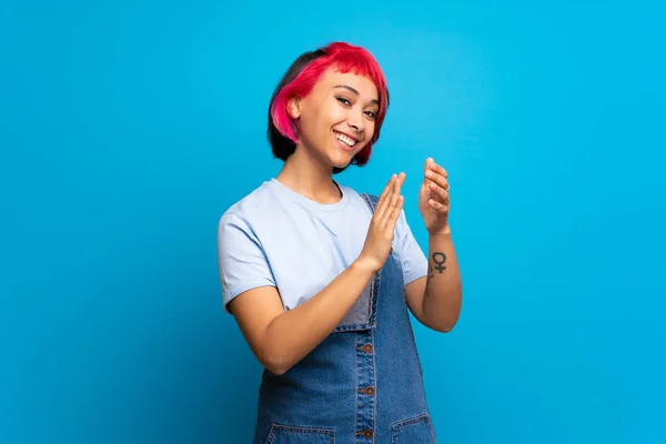 Mujer Joven Con Pelo Rosa Sobre Pared Azul Aplaudiendo Después — Foto de Stock