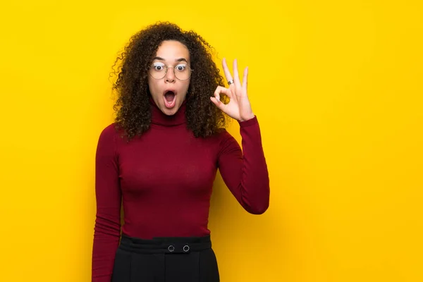 Mujer Dominicana Con Suéter Cuello Alto Sorprendida Mostrando Signo — Foto de Stock