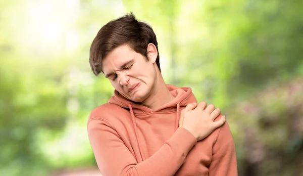 Teenager Man Sweatshirt Suffering Pain Shoulder Having Made Effort Outdoors — Stock Photo, Image