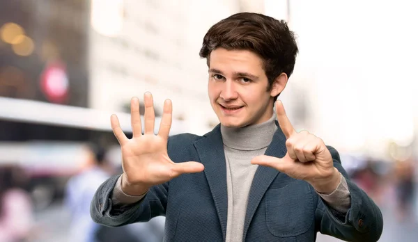 Чоловік Підліток Черепашкою Рахуючи Сім Пальцями Відкритому Повітрі — стокове фото