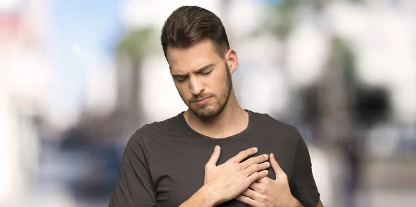 Hombre Con Camisa Negra Teniendo Dolor Corazón Aire Libre —  Fotos de Stock