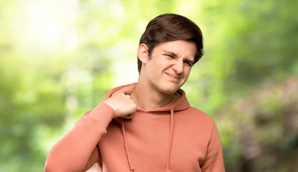 Mężczyzna Nastolatek Bluza Wyrażenie Zmęczony Chory Zewnątrz — Zdjęcie stockowe