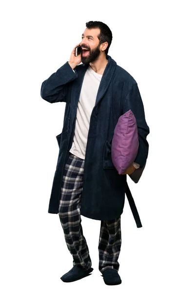 Mann Mit Bart Schlafanzug Führt Ein Gespräch Mit Dem Mobiltelefon — Stockfoto