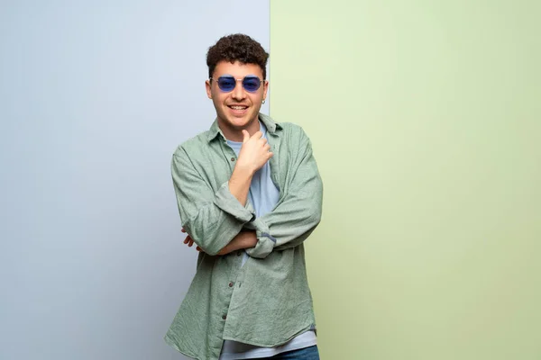Junger Mann Über Blauem Und Grünem Hintergrund Mit Brille Und — Stockfoto