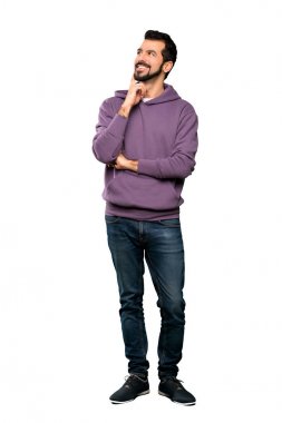 Beyaz arka plan üzerinde görünümlü iken sweatshirt bir fikir düşünme ile yakışıklı adam tam uzunlukta çekim
