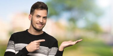 Yakışıklı adam boşaltmak hayali avuç içinde tutan açık havada bir reklam eklemek için