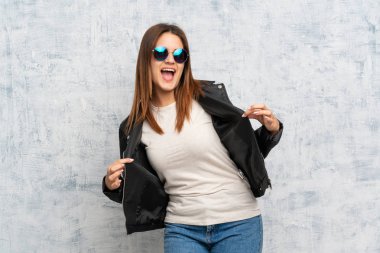 Genç kadın üzerinde dokulu duvar gururlu ve kendinden memnun