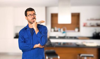 Evde bakarken ressam adam şüphe sahip